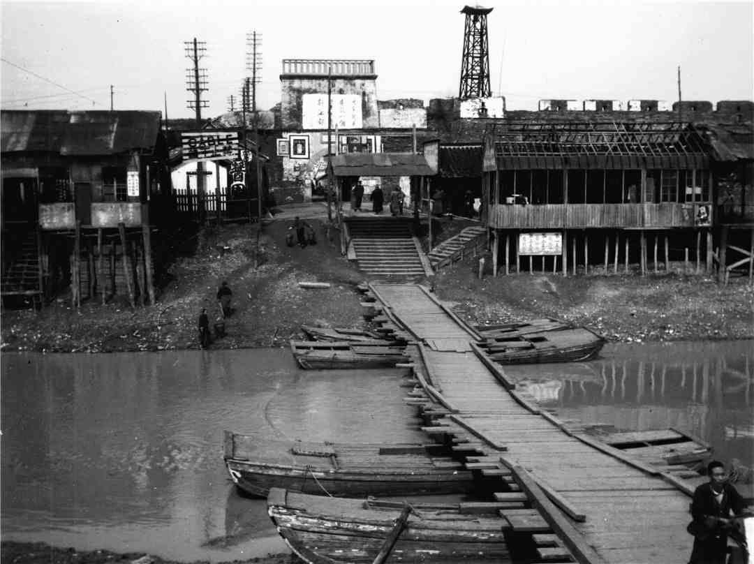 20世纪30年代扬州江都县城福运门与古运河。